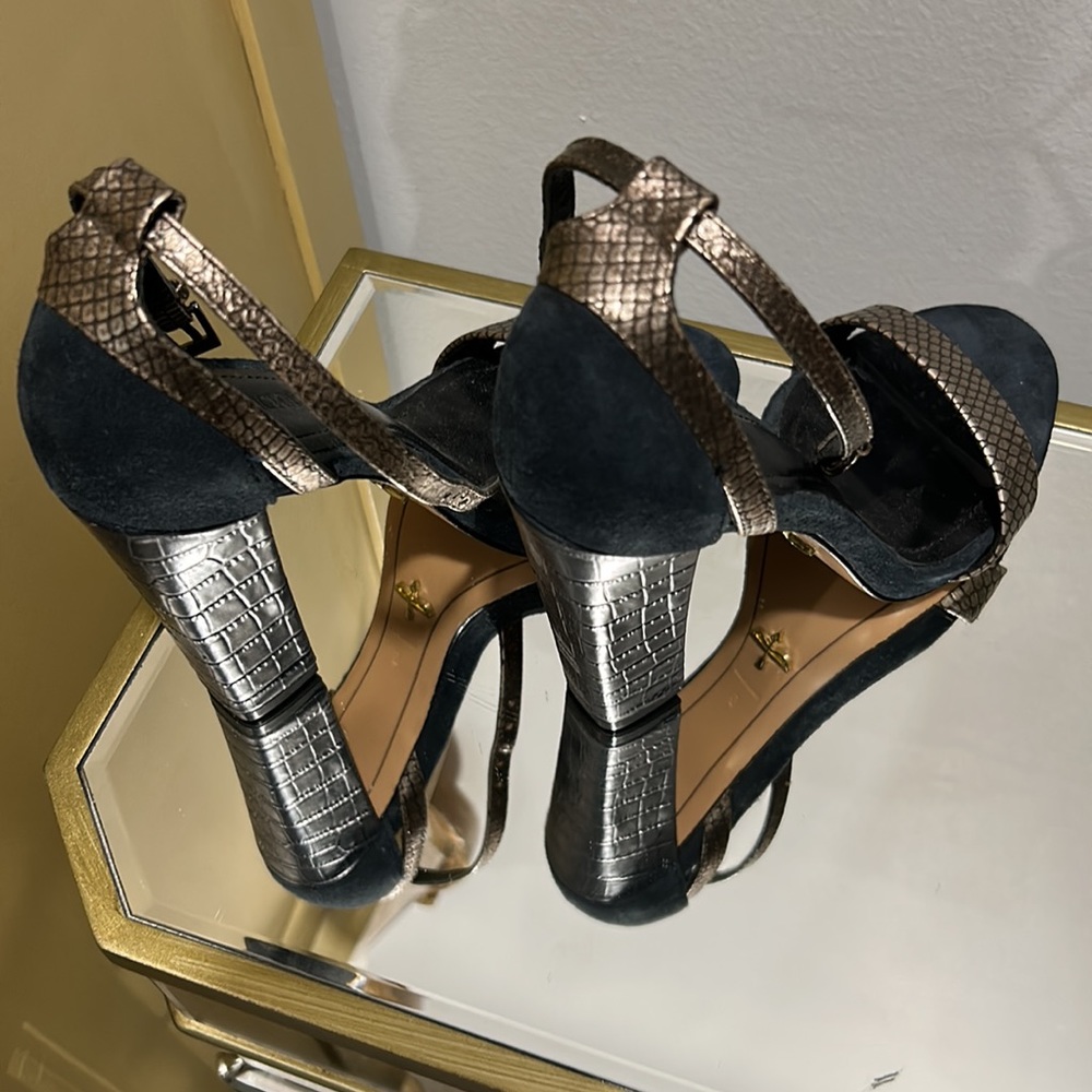 Pour La Victoire Blue Suede& Gunmetal Pumps! - Picture 4 of 9